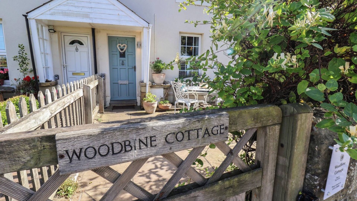 Sandsend Cottage | WOODBINE COTTAGE, pet friendly, character holiday cottage in Sandsend