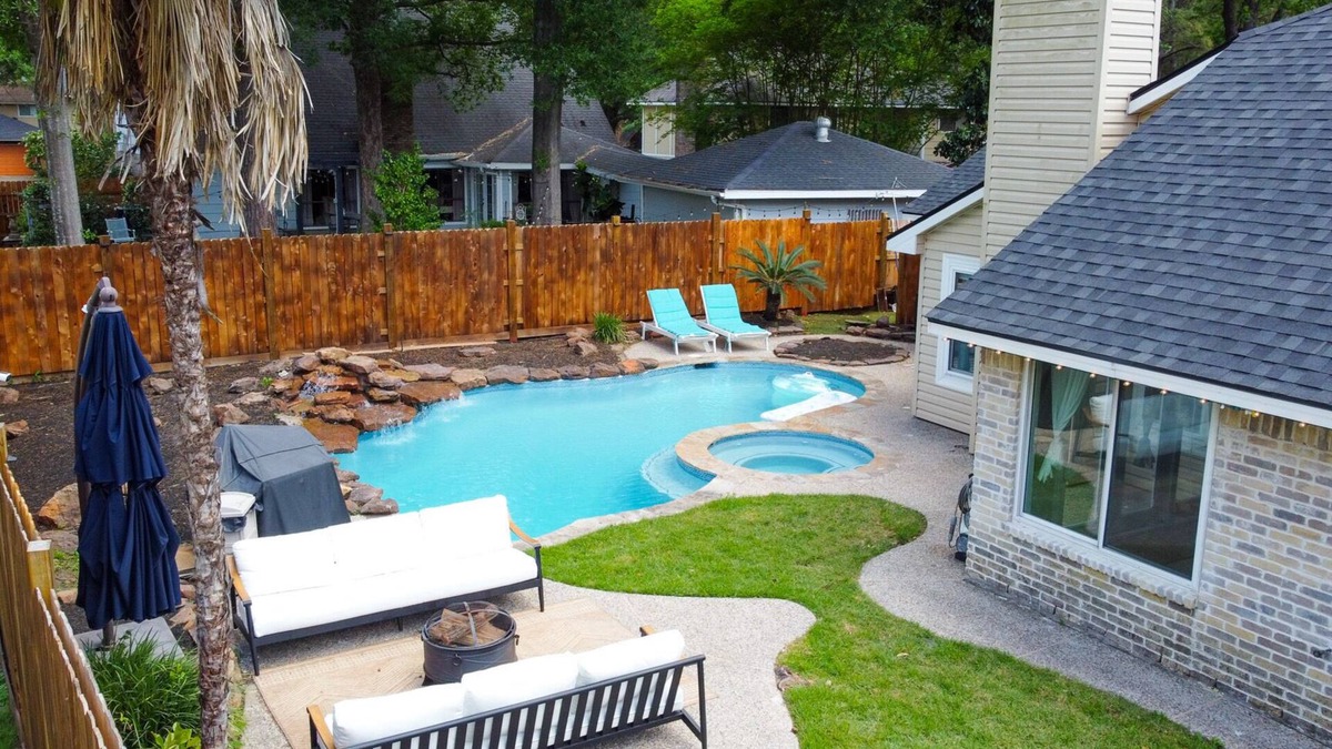 Kingwood House | Woodbridge Bungalow - Near IAH 4BD 2BTH Spa