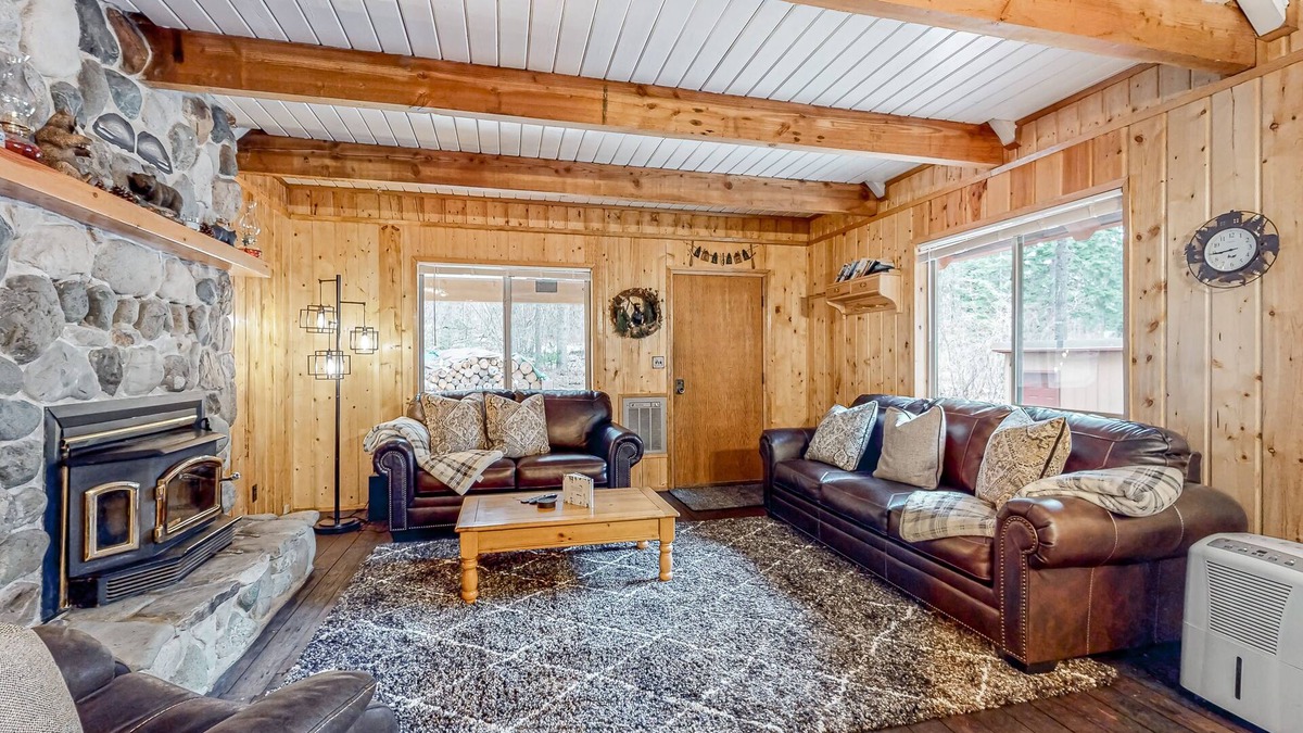 Cle Elum Cabin | Wooded cabin with private hot tub, deck, firepit & fireplace - walk to the lake