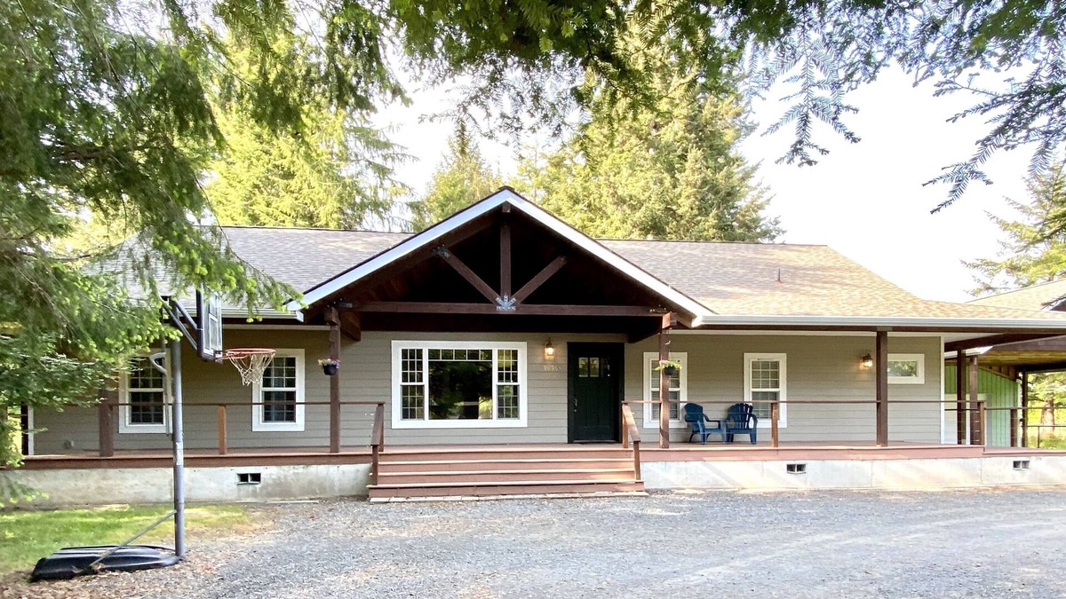 Coos Bay House | Wooded Coastal Retreat (Near Charleston Harbor)