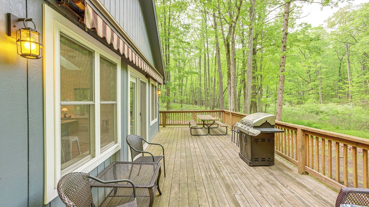 Farwell Cabin | Wooded Country Home w/Spacious Deck in Farwell!