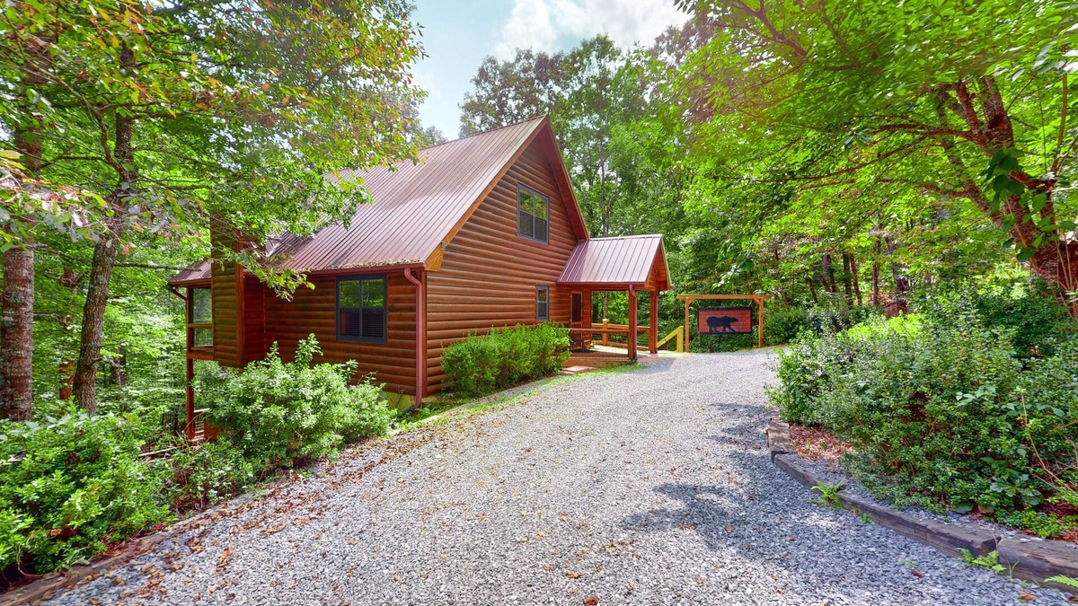 Mineral Bluff Cabin | Wooded dog-friendly cabin with games, firepit, screened porch, & private hot tub