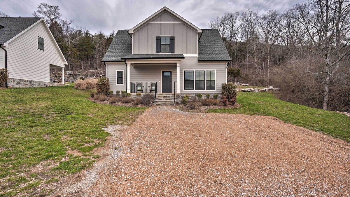 Lookout Valley Neighborhood Association House | Wooded Escape w/Beautiful Backyard + Mtn Views!