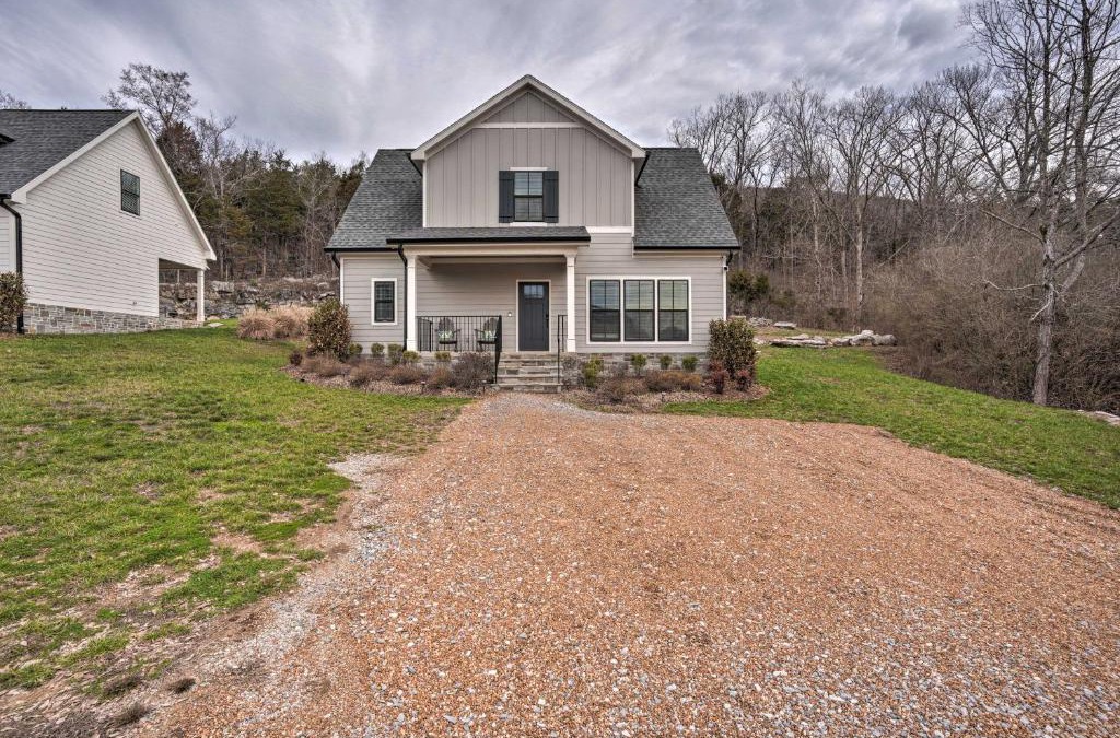 Lookout Valley Neighborhood Association House | Wooded Escape with Beautiful Backyard and Mtn Views!