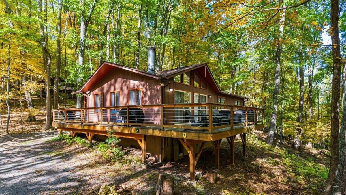 Berkeley Springs House | Wooded Nest, Cozy 3BR Chalet Near Spas & Hiking