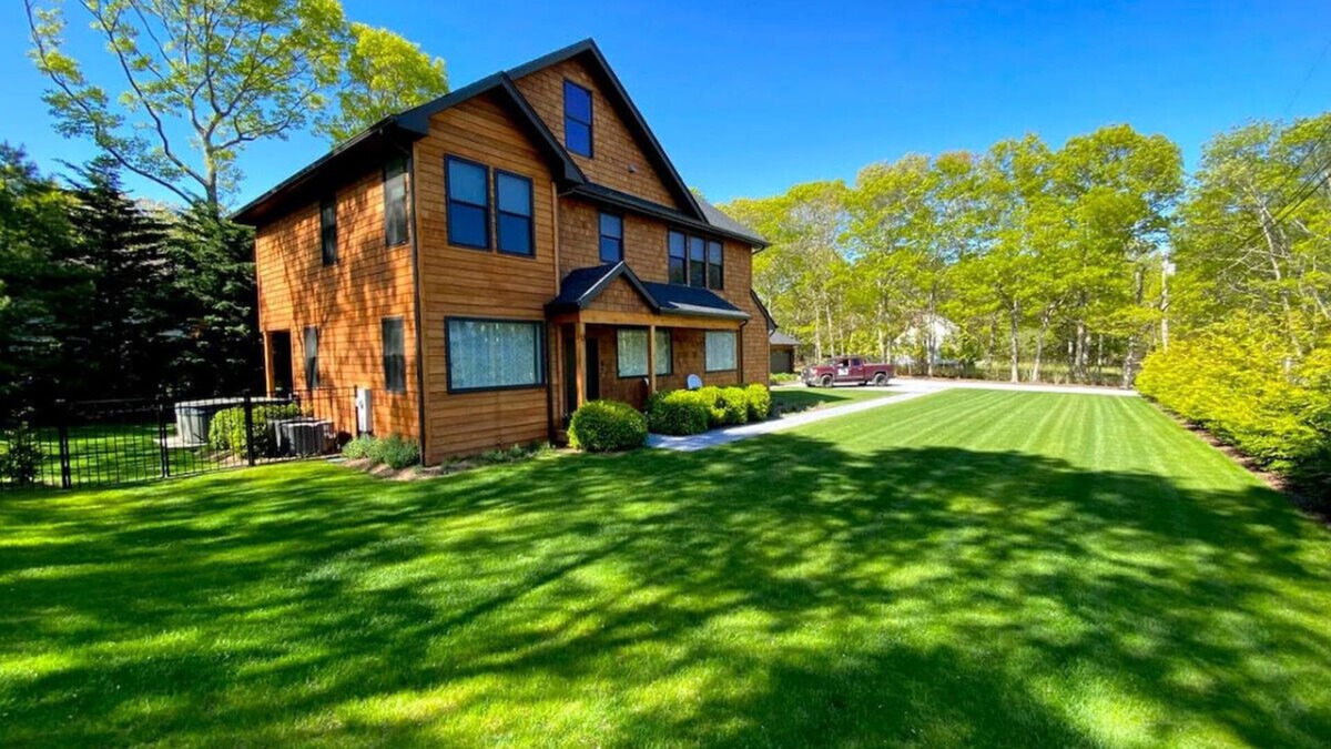 Southampton House | Wooded Oasis and Guest House in Hamptons!