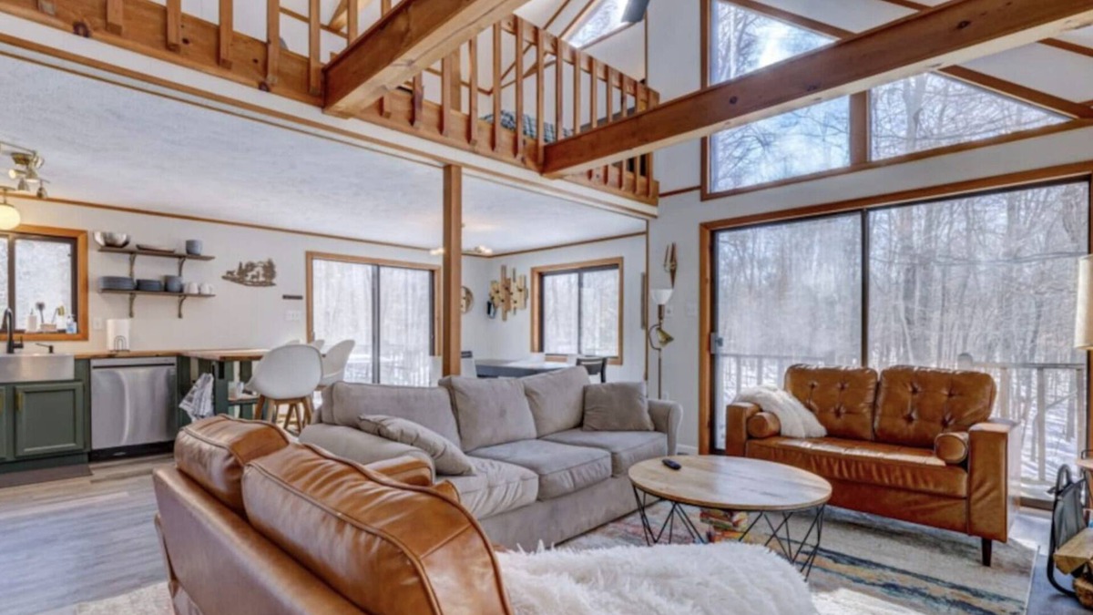 Gouldsboro Cabin | Wooded Retreat in Poconos Mountain Resort w/Firepit and Kayaks!