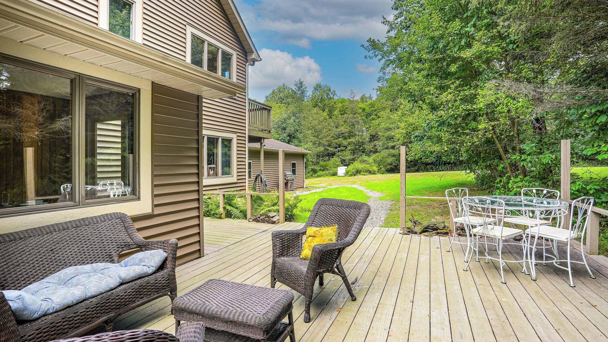 Edinboro House | Wooded Retreat on 5 Acres: 6 Mi to Edinboro Lake!