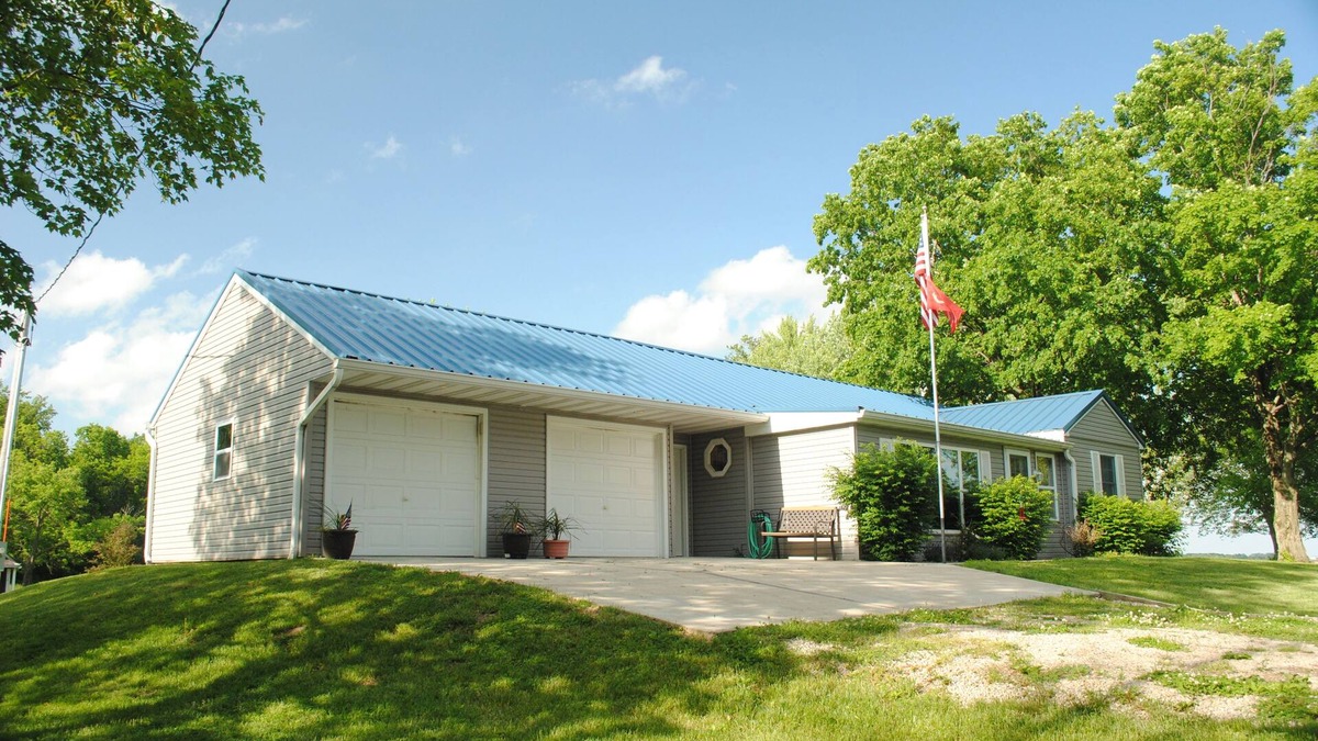 Mattoon House | Wooded rural country estate near Lake Shelbyville and Illinois Amish country