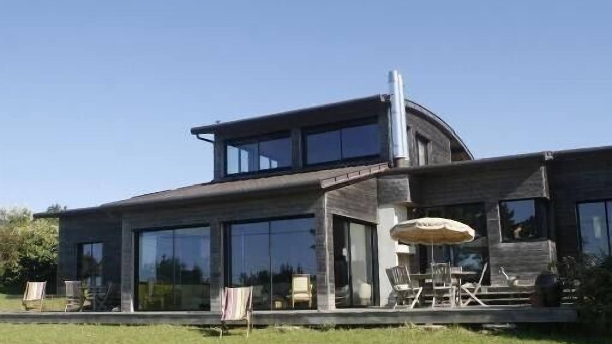 Plougonvelin House | Wooden architect's house, facing south, facing the sea