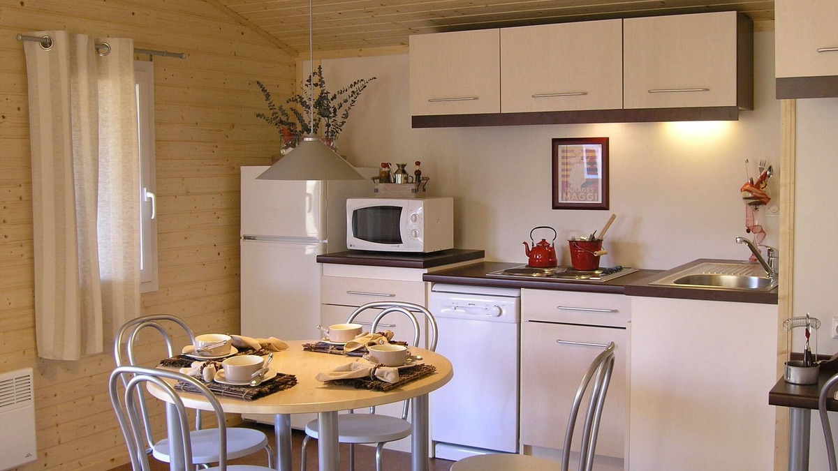 Beynat Ski Chalet | Wooden chalet on the edge of a lake