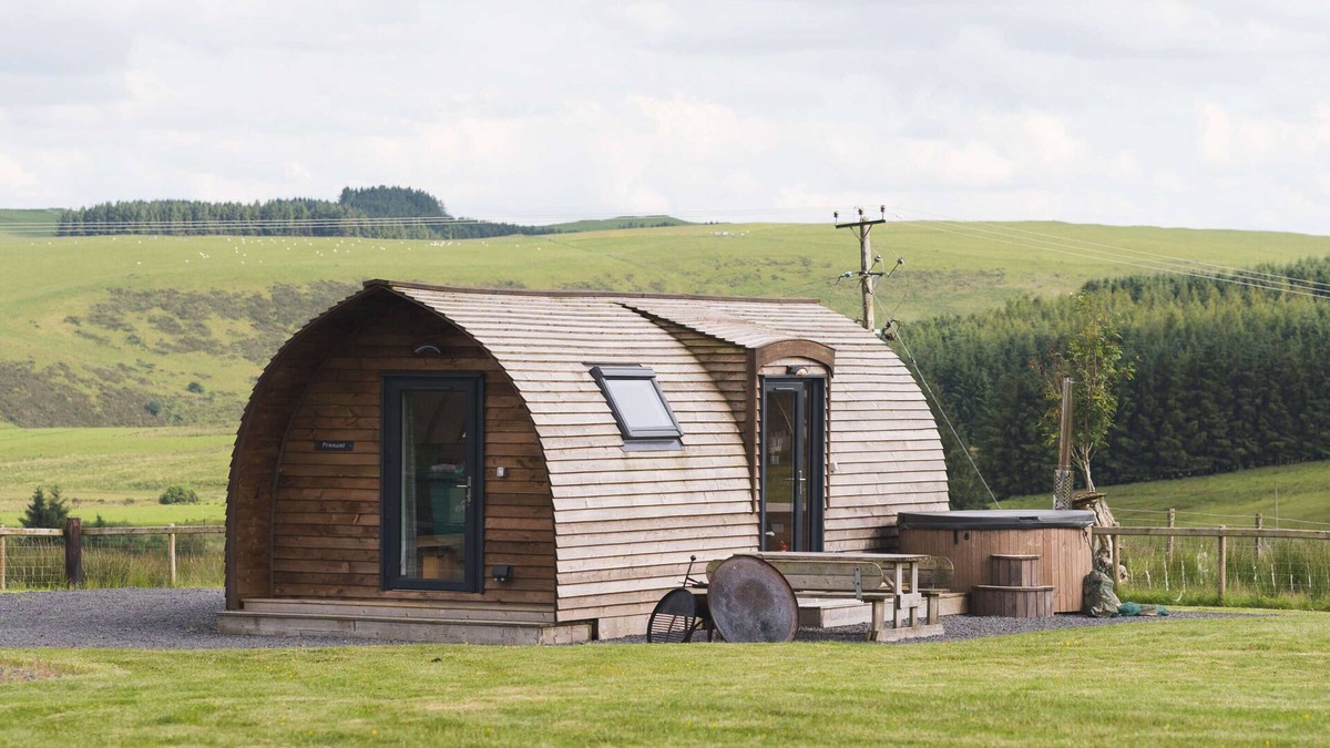 Trefeglwys Cabin | Wooden Cosy Cabin with Hot Tub in Mid Wales