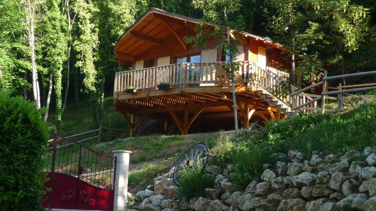 Saint-Maxire Ski Chalet | Wooden cottage on stilts