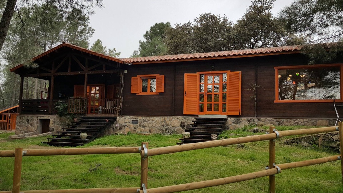 Sotillo de la Adrada Cabin | Wooden house in the woods, on a farm with horses. Very close to Madrid. Beef