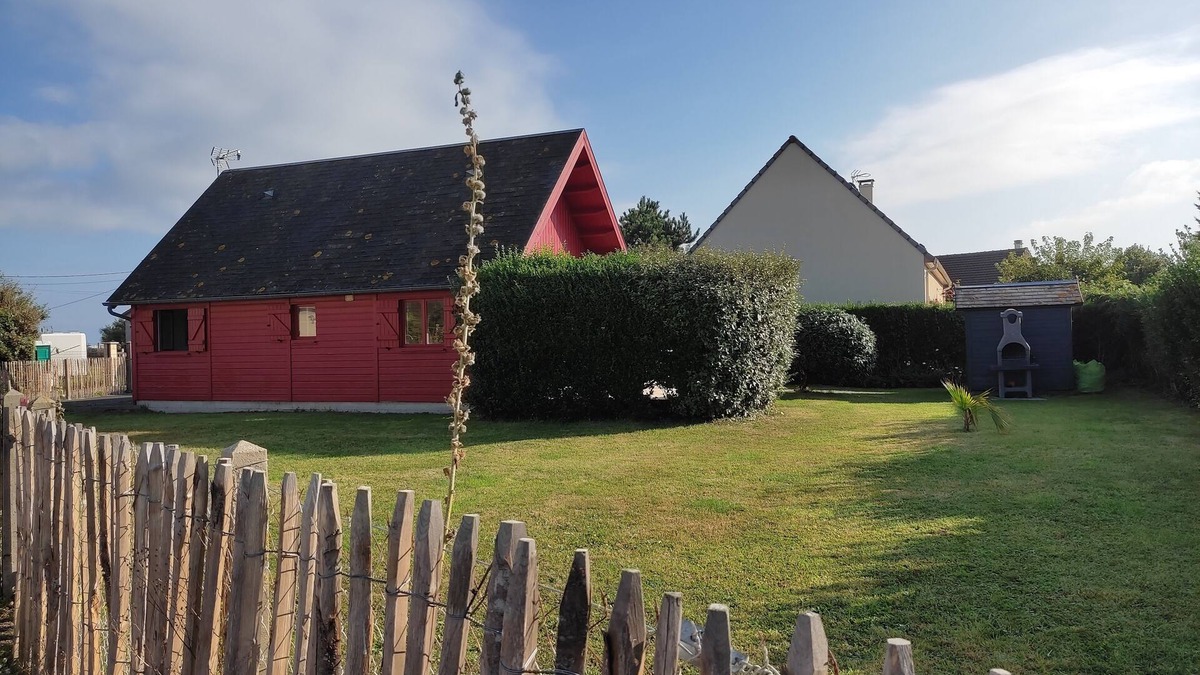 Asnelles House | Wooden house 50 m from the landing beaches close to shops and restaurants