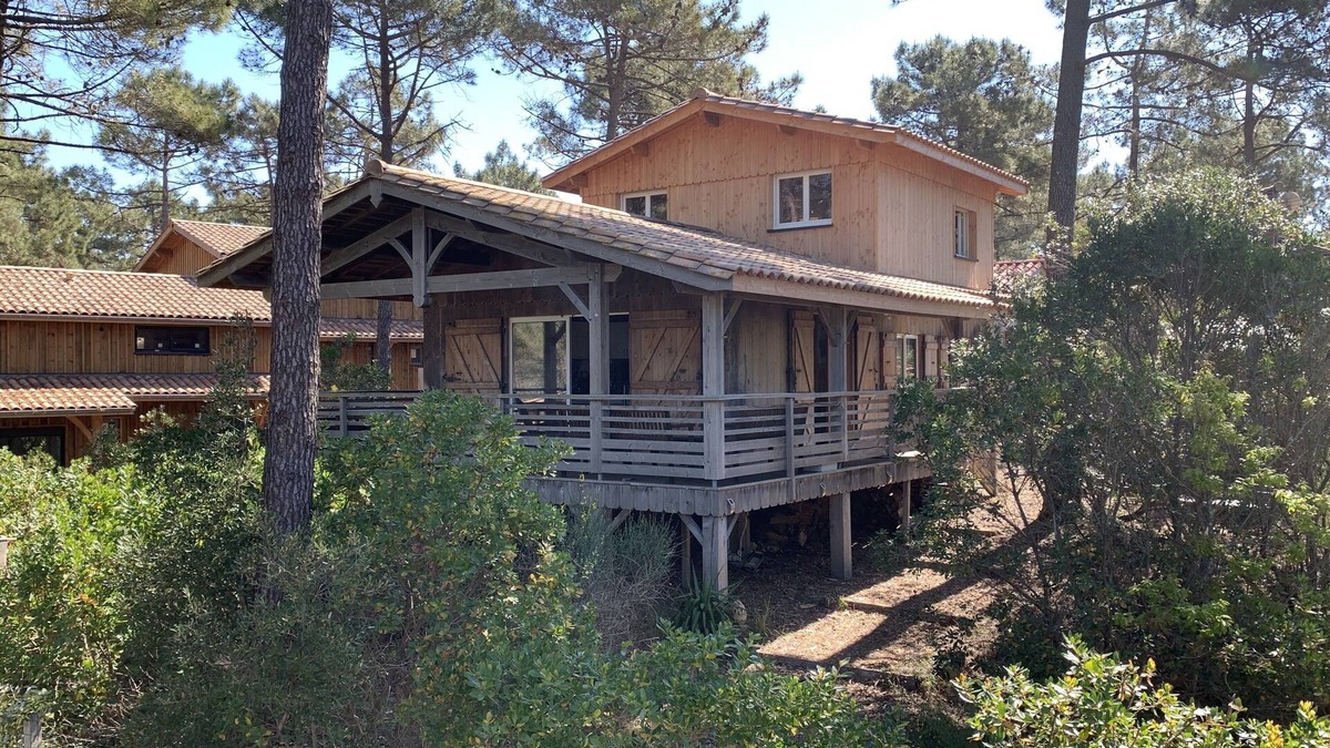 Carcans Plage House | Wooden house close to the ocean in a gated community.