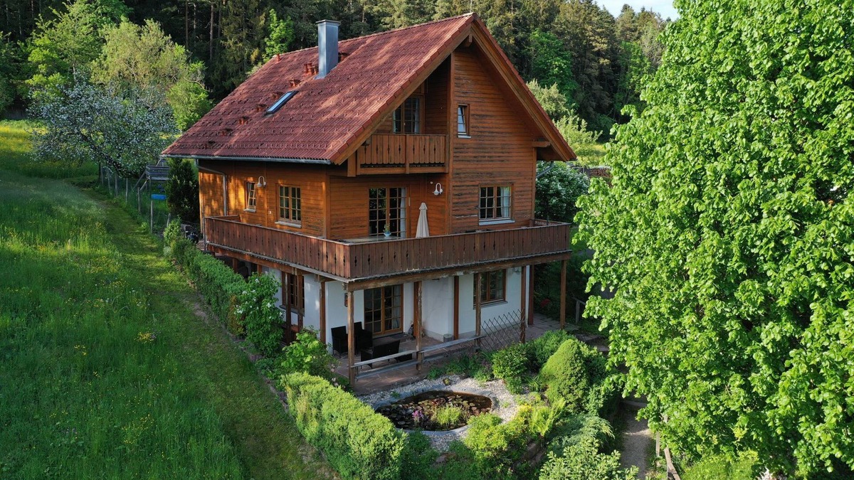 Lossburg House | Wooden House on 160m² - open galery, fireoven, jacuzzi, WLAN, BBQ, baclcony & terrace