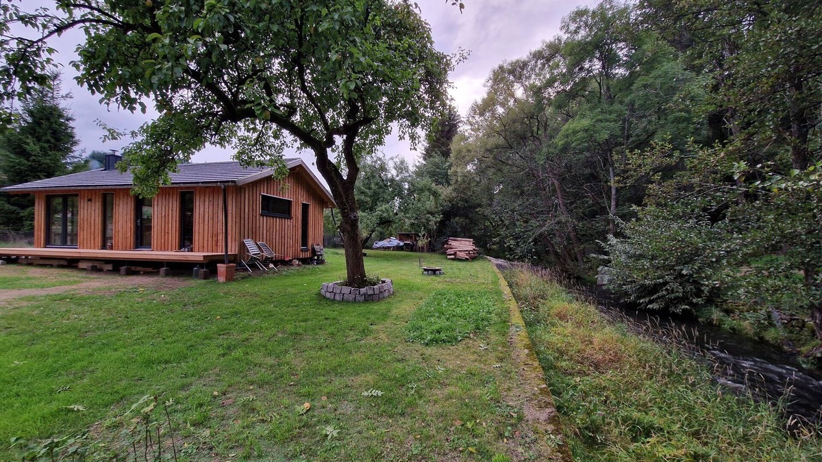 Judenbach House | Wooden house with fireplace - Am Forellenfluss