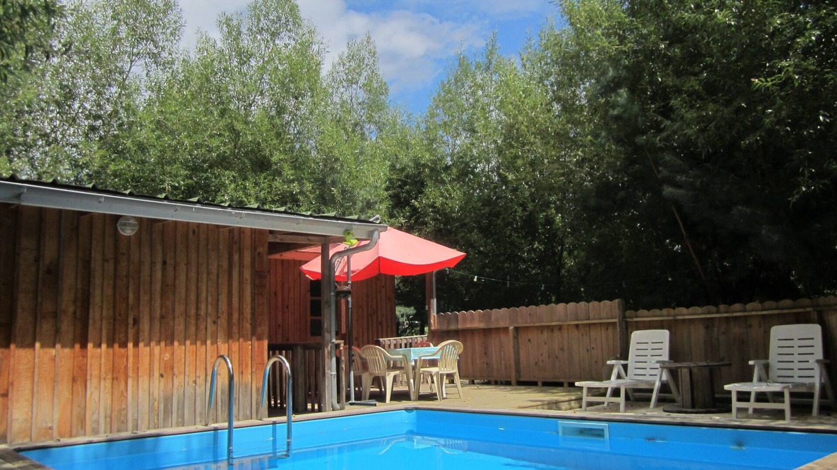 Fosses-et-Baleyssac Cabin | Wooden lodge with terrace and swimming pool in a green setting