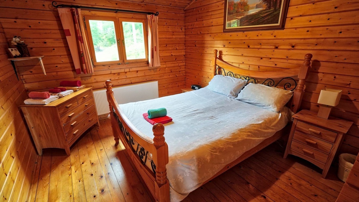 Clarinbridge House | Wooden log cabin entirely place