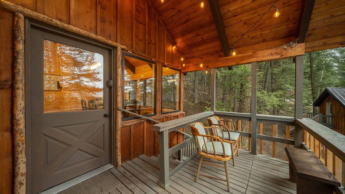 Island Park Cabin | Wooden Teepee - Rustic Yellowstone Escape for 4