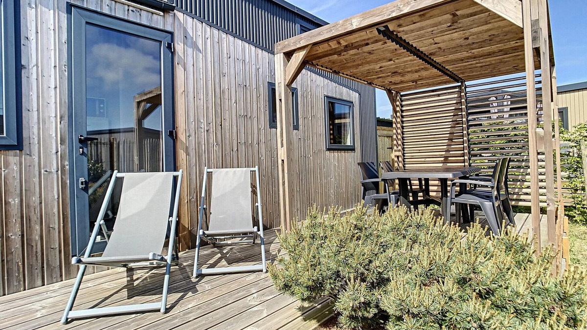 Jullouville-les-Pins House | Wooden Tiny House with terrace, pool, wifi, pets, parking - 200m from the beach