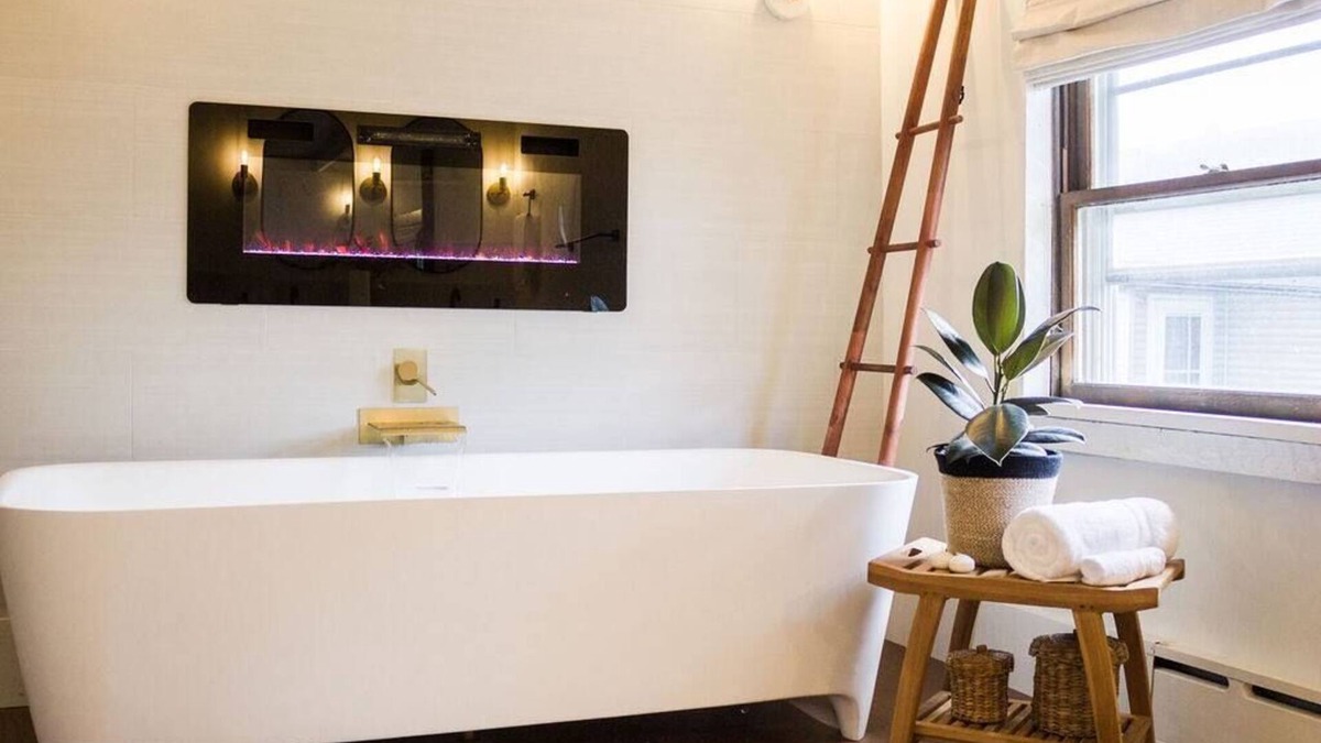 Myerstown House | Woodhaven Hideaway: luxe retreat, easy walk to local pool