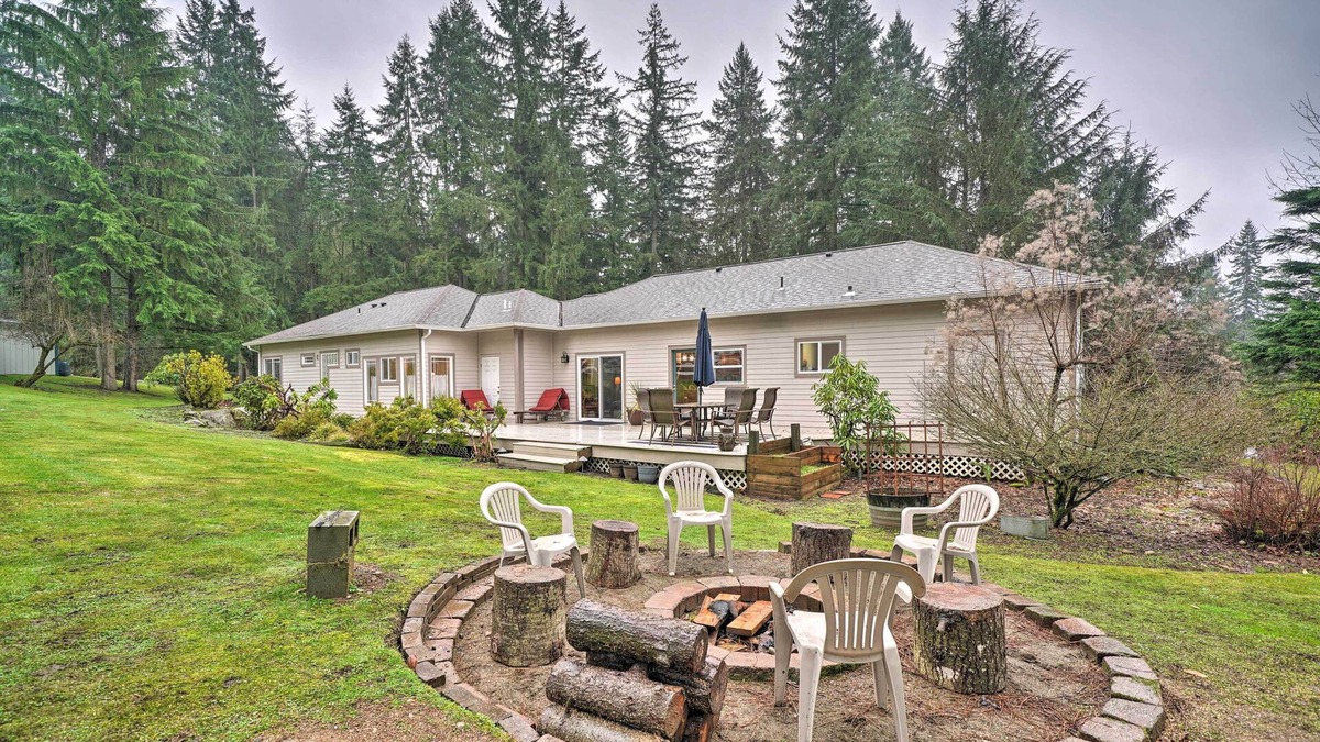 Woodinville House | Woodinville Home w/ Furnished Deck & Fire Pit