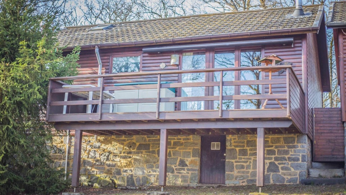 Somme-Leuze Ski Chalet | Woodland Chalet in Heure Park