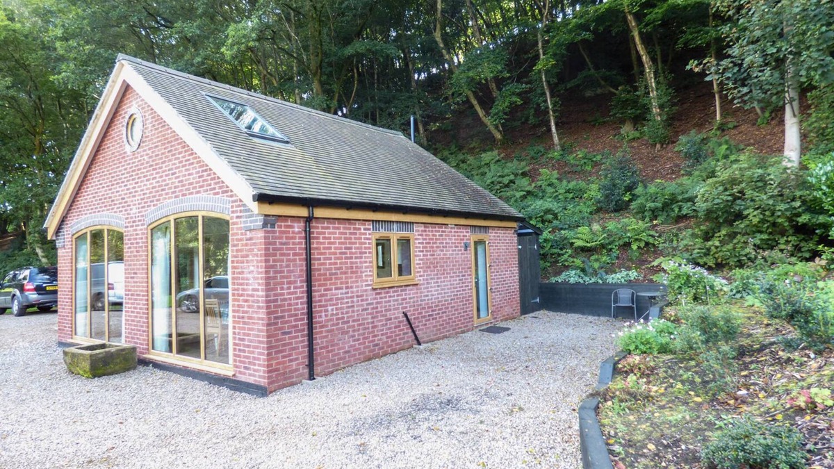 Sugnall Cottage | WOODLAND COTTAGE, pet friendly, with a garden in Eccleshall