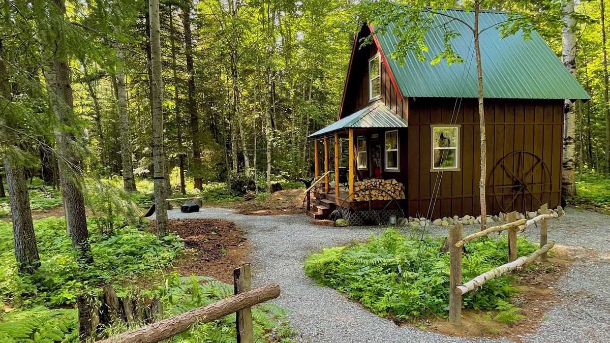 Sandpoint Cabin | Woodland Hideaway Cozy Cabin in the Woods, Peaceful, Charming & Pet-Friendly