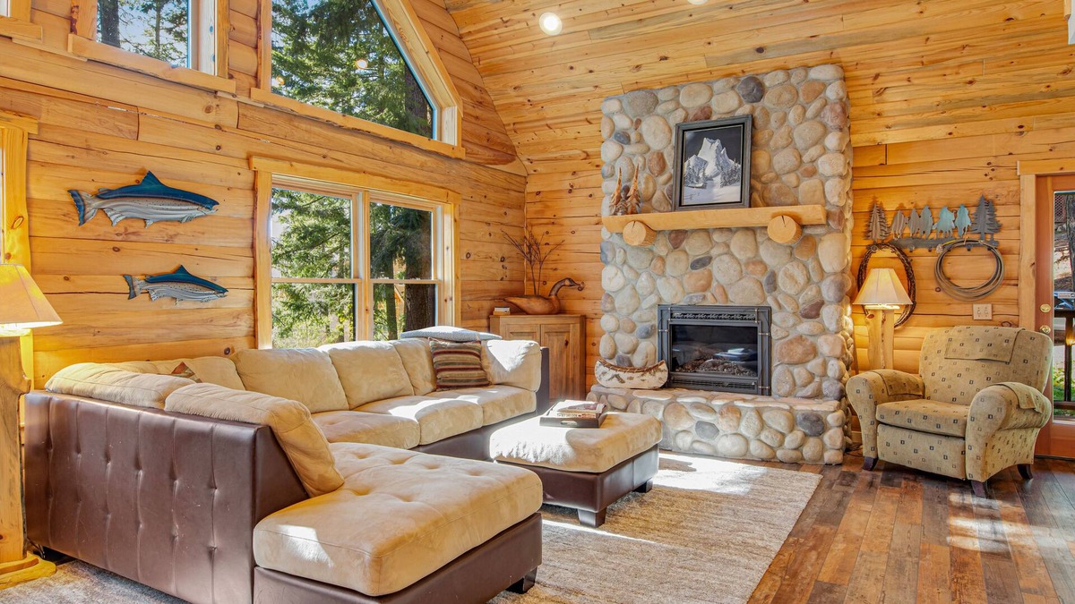 Roslyn Ridge Cabin | Woodland Home w/Great Game Room, Deck, W/D & Forest View - Near Cle Elum Lake