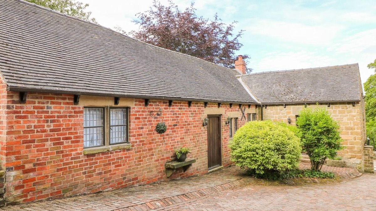 South Wingfield Cottage | WOODLAND LODGE, pet friendly, with hot tub in South Wingfield