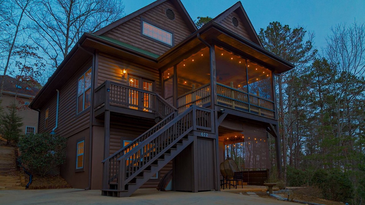 Helen Cabin | Woodland Lodge - Spacious Rustic Family retreat w/Hot Tub Minutes from Downtown