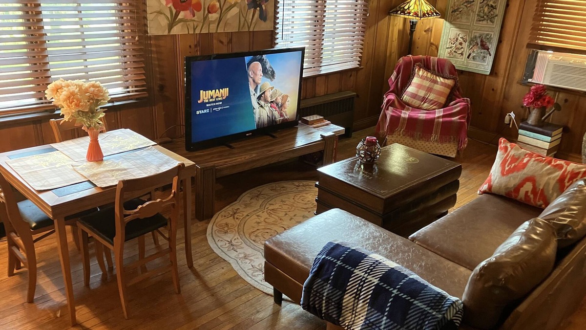 Youngstown Apartment | Woodland Oasis Cabin Apartment