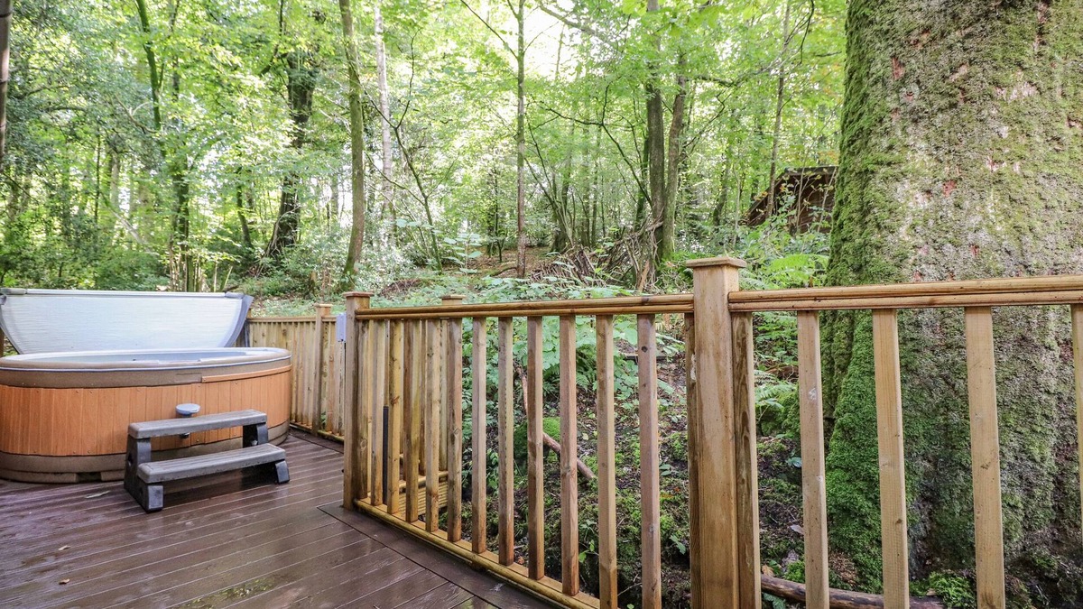 Troutbeck Bridge Cottage | WOODLAND RETREAT, pet friendly, with hot tub in Windermere