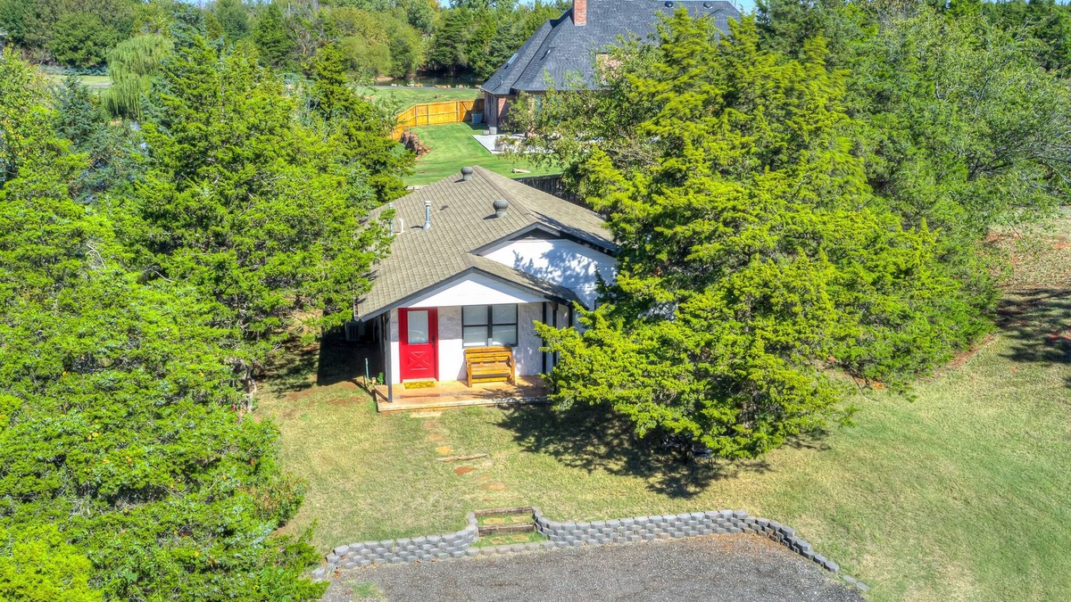 Edmond House | Woodland Retreat with Pool & Tennis court access!