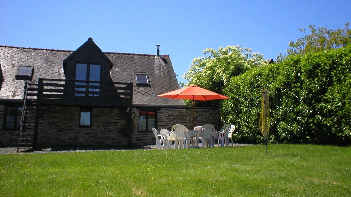 La Chapelle-de-Brain Cottage | Woodland View Barn, South Brittany barn, free bikes, WiFi, near village.