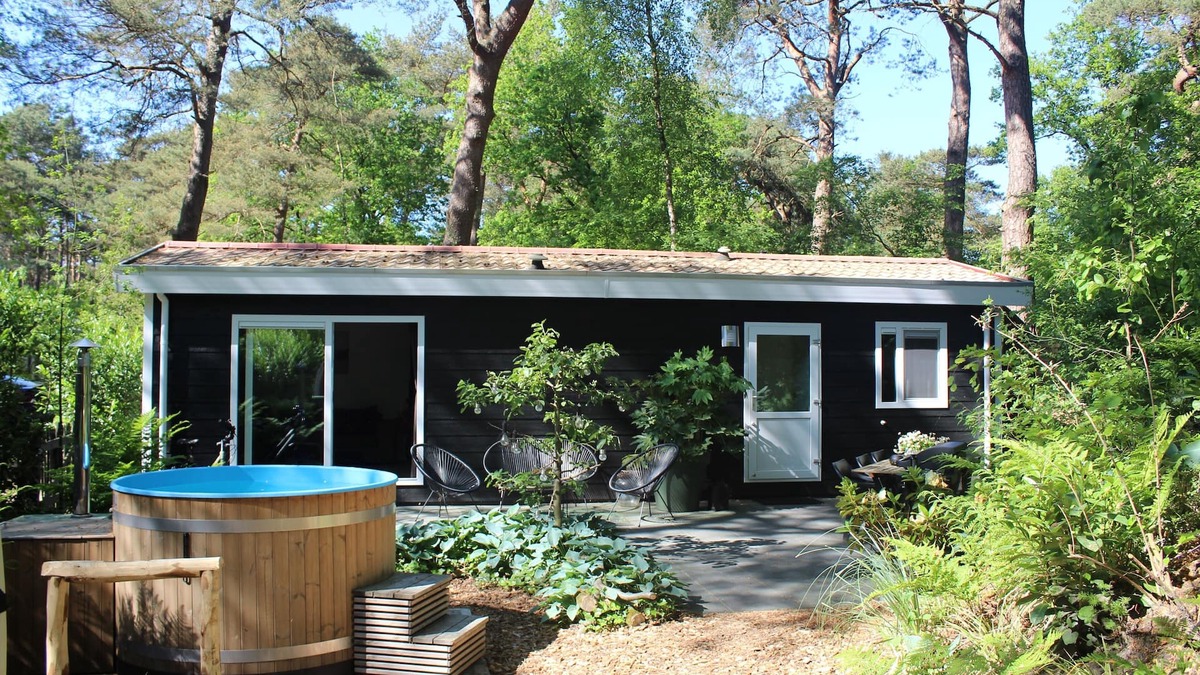 Dwingeloo Ski Chalet | Woodland Wellness Natuur Huisje in het bos met Finse Sauna en Hottub