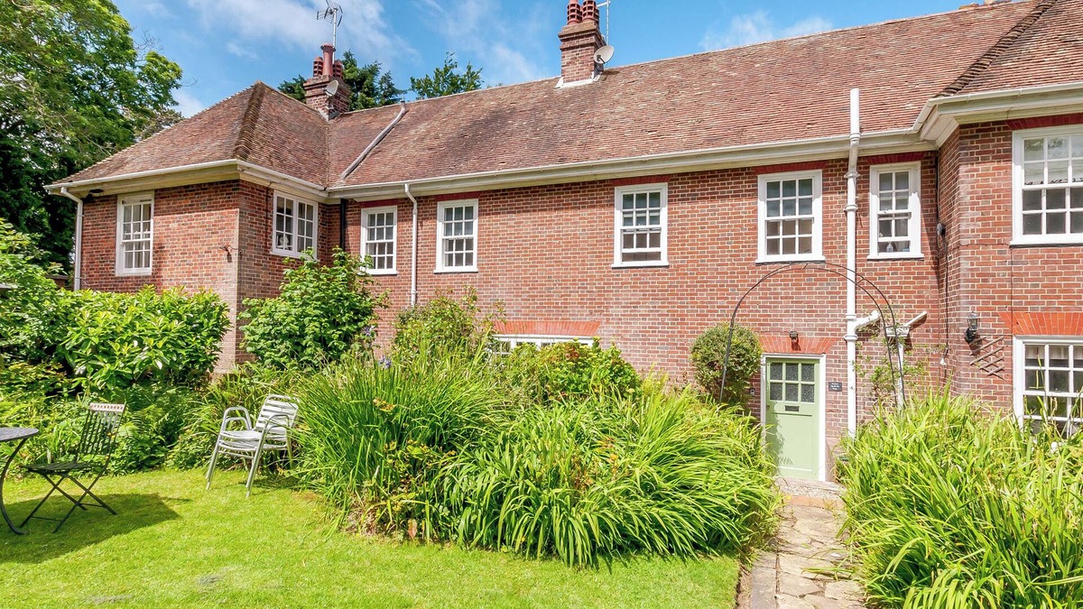 Deal House | WOODLANDS BY THE SEA COTTAGE, pet friendly, with a garden in Sholden
