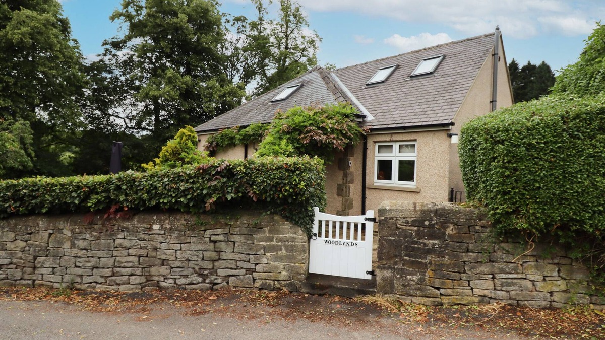 Darley Dale Cottage | WOODLANDS, family friendly, with a garden in Darley Dale