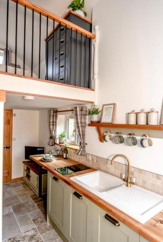 Temple Ewell Villa | Woodman's Cottage