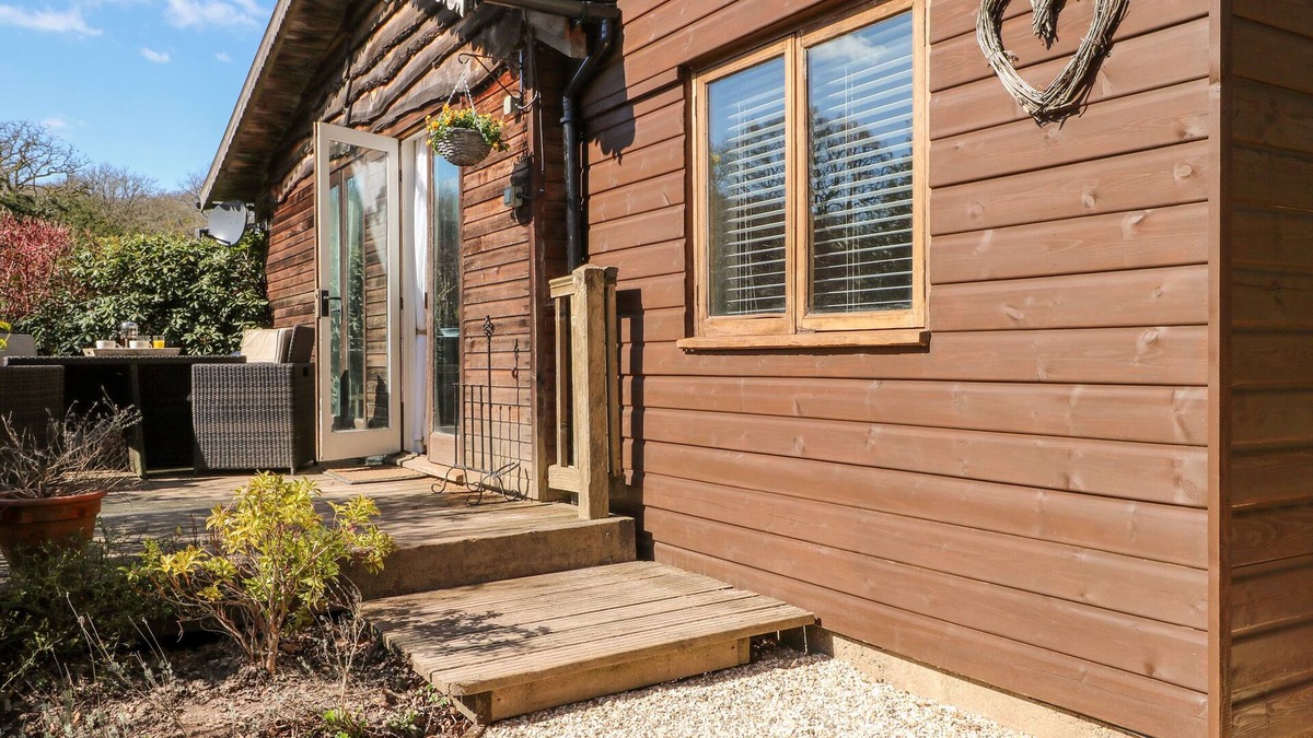 Haslemere Cottage | WOODMANCOTE LODGE, pet friendly, luxury holiday cottage in Linchmere