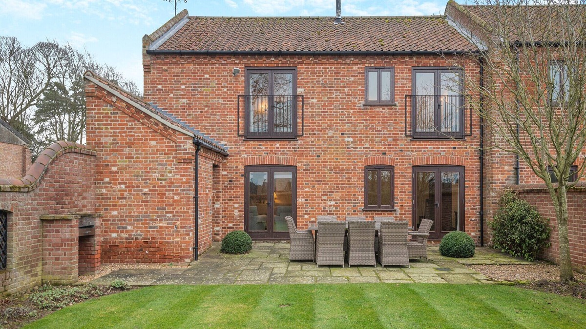 Sculthorpe Cottage | WOODPECKER BARN - CWL