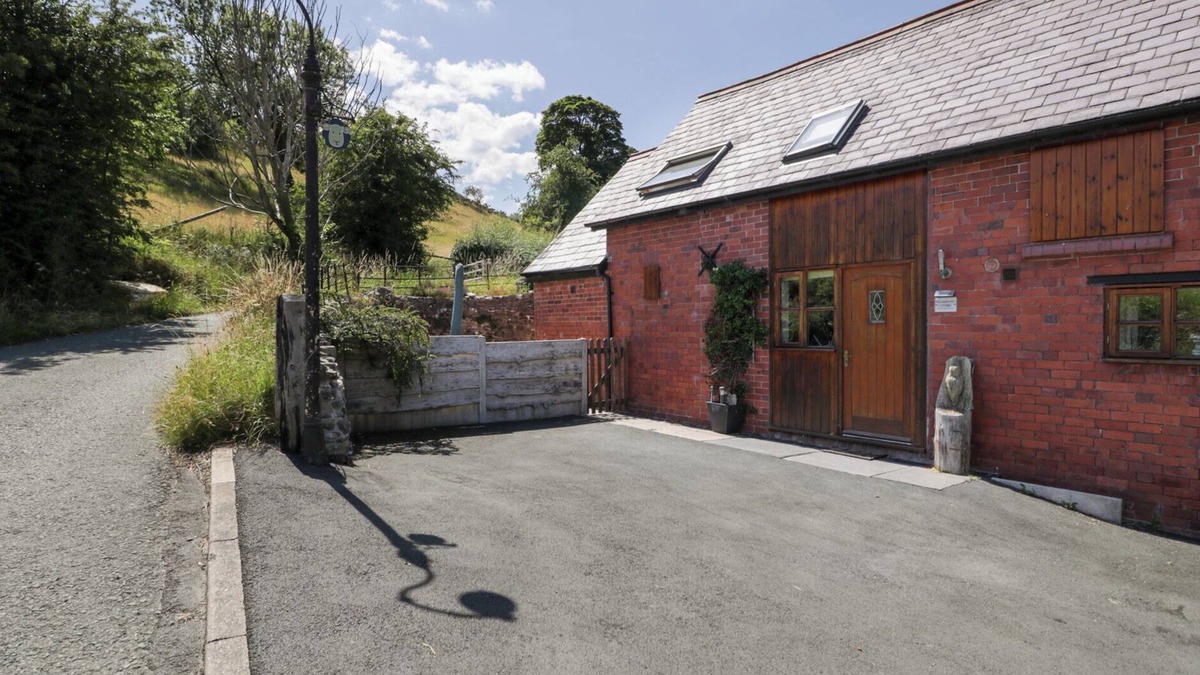 Llangollen Cottage | WOODPECKER COTTAGE, pet friendly, with a garden in Llangollen
