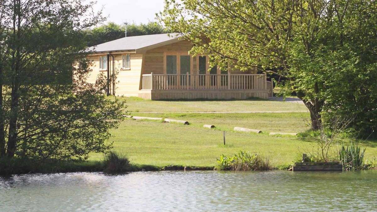 Gumley Cabin | Woodpecker Lodge - Stunning Lakeside lodge over looking fishing lake