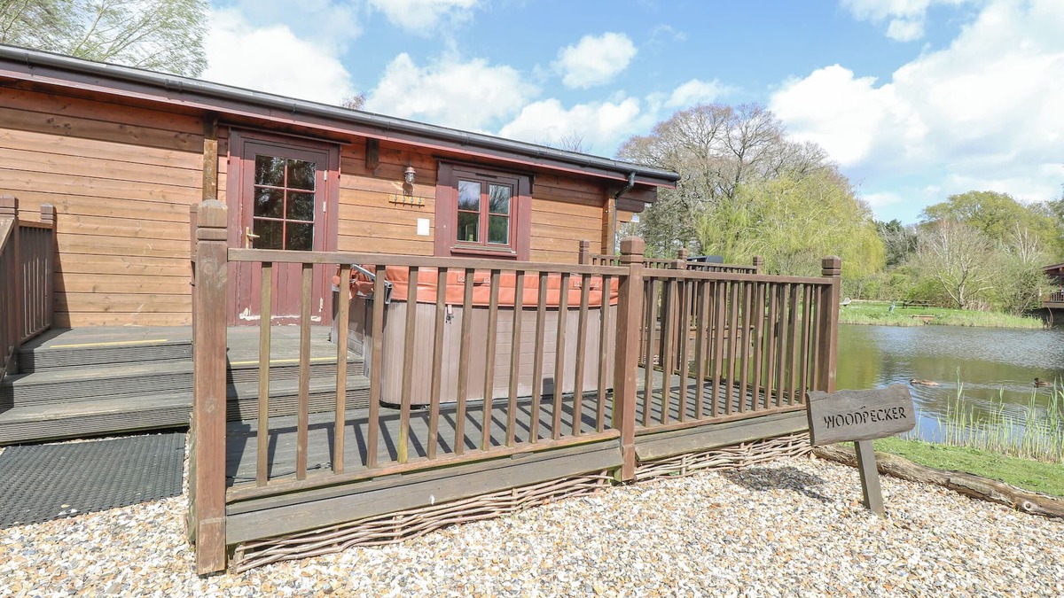 Badwell Ash Cottage | WOODPECKER LODGE, romantic, with hot tub in Badwell Ash