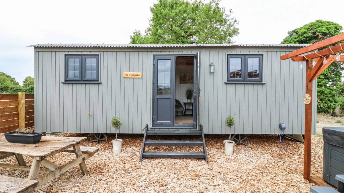 Cambridge Cottage | WOODPECKER, pet friendly, character holiday cottage in Bottisham