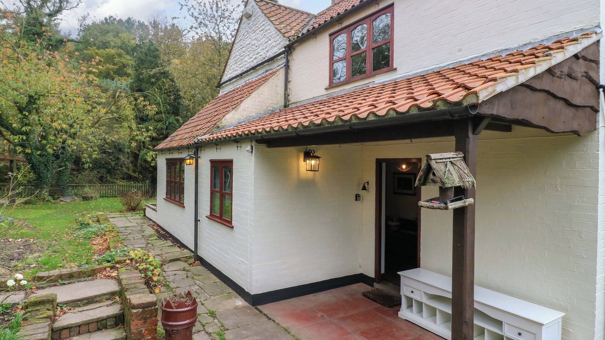 Greasley Cottage | WOODPIT COTTAGE, family friendly, with pool in Watnall