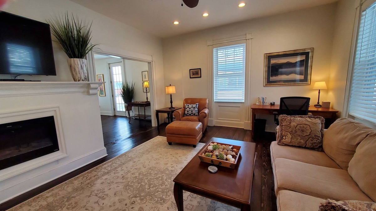 Laurens House | Woods Hollow - Upscale renovated home, minutes to All-Star Village